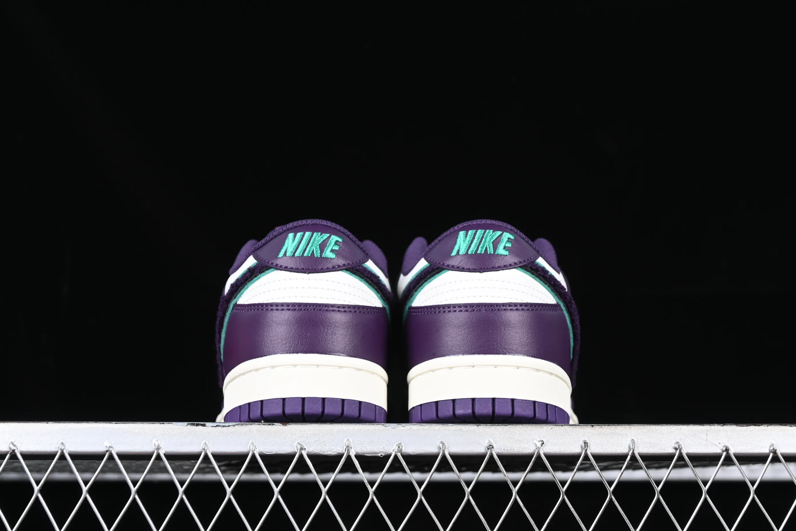 All Categories Nk SB Dunk Series Nk SB Dunk Low Low-top sneakers Nk SB Dunk Low "Chenille Swoosh" Chenille SB low-top sports and leisure sneakers DQ7683-100
